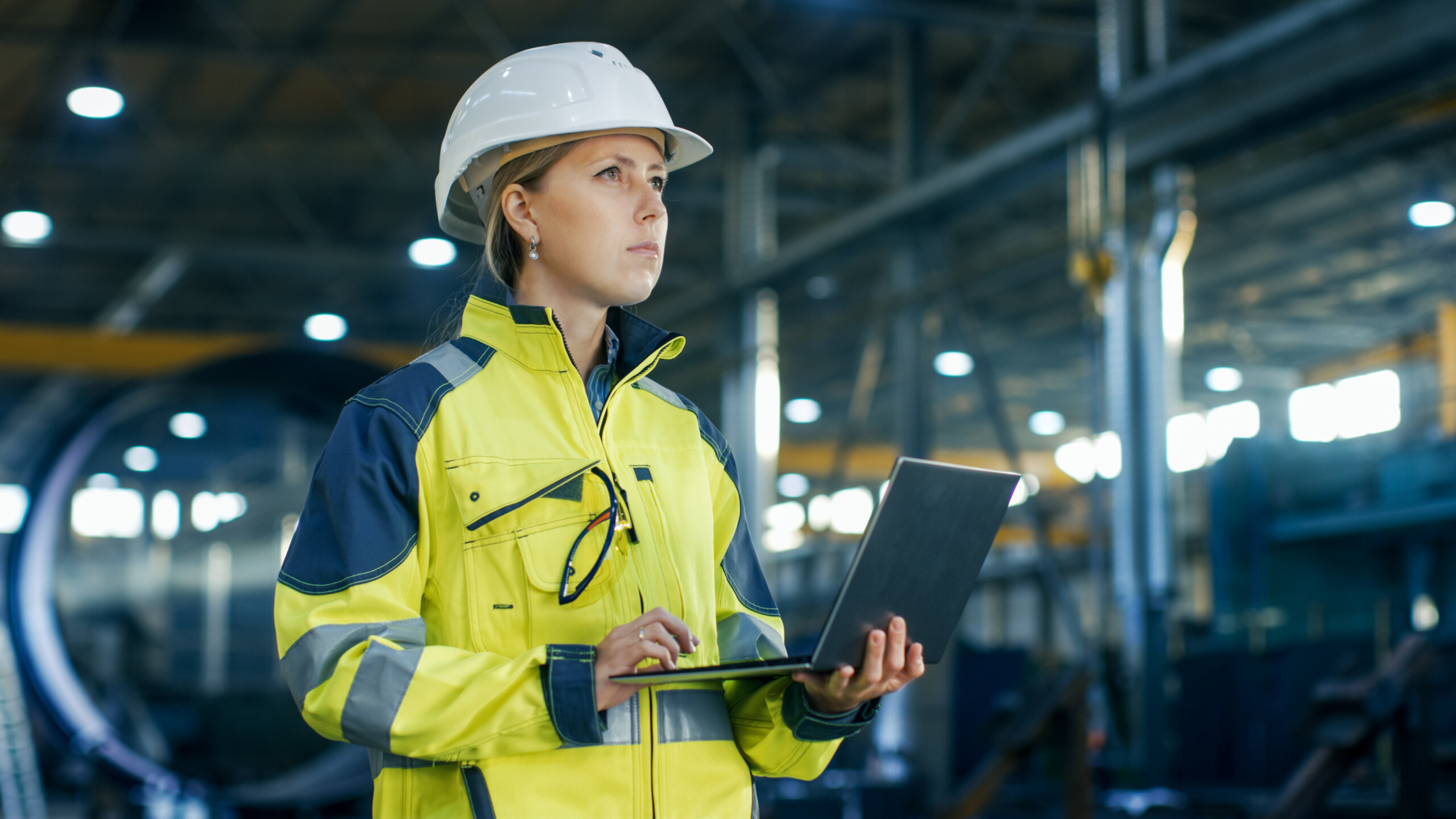 Female,Industrial,Engineer,In,The,Hard,Hat,Uses,Laptop,Computer